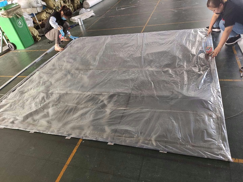 防火卷簾門簾布（bù）製作中